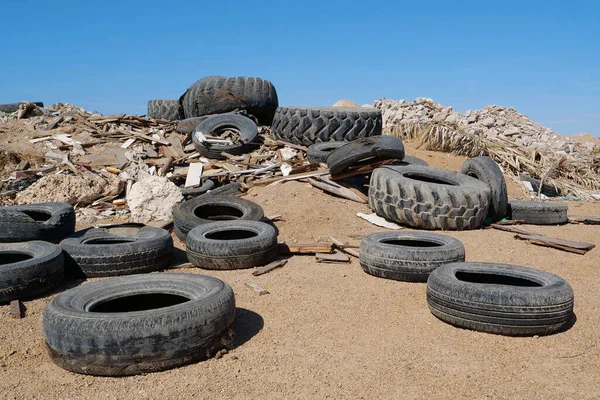 Neumáticos Viejos Otra Basura Desierto Cerca Ciudad Sharm Sheikh Egipto — Foto de Stock