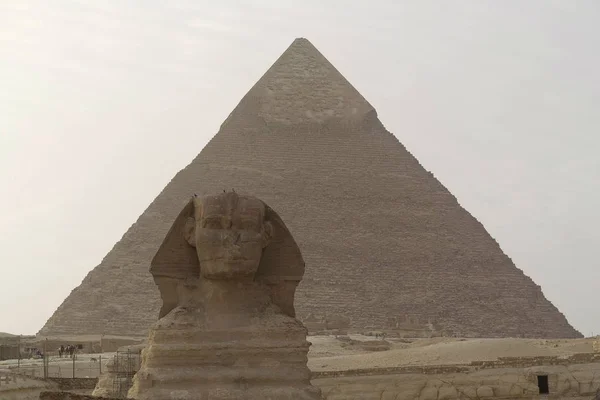 埃及的吉萨狮身人面像和哈夫尔金字塔 — 图库照片