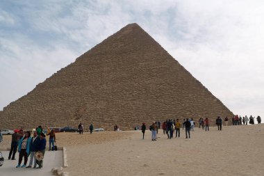 Mısır, Giza, Kahire, 11 Aralık 2019: Büyük Giza Piramidi yakınlarındaki insanlar, aynı zamanda Mısır 'daki Khufu Piramidi veya Cheops Piramidi olarak da bilinir.