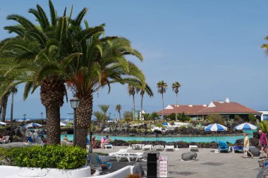 Tenerife Adası, Puerto De La Cruz, İspanya, 27 Eylül 2019: Lago Martianez 'deki insanlar - Puerto de la Cruz şehrindeki açık havuz havuzu kompleksi, Tenerife Adası, Kanarya Adaları, İspanya