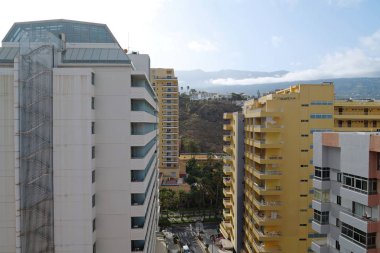 Tenerife Adası, Puerto De La Cruz, İspanya, 27 Eylül 2019: Tenerife adasındaki Puerto de la Cruz şehrindeki oteller, İspanya