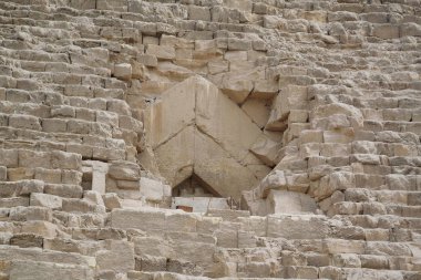 Büyük Giza Piramidinin içindeki eski giriş, Mısır 'da Khufu Piramidi ya da Kops Piramidi olarak da bilinir.