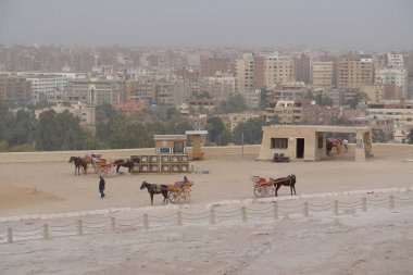Büyük Giza Piramidi 'nden Kahire şehrine bakın. Mısır' daki Khufu Piramidi ya da Koups Piramidi olarak da bilinir.