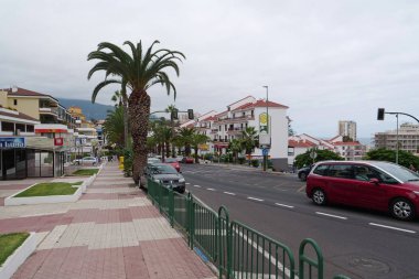 Tenerife Adası, Puerto De La Cruz, İspanya, 27 Eylül 2019: Tenerife Adası 'ndaki Puerto de la Cruz şehrinde karayolu trafiği