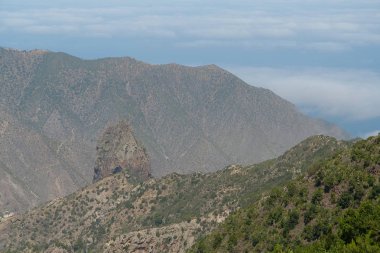 La Gomera adasındaki dağların panorama manzarası, Kanarya adaları, İspanya