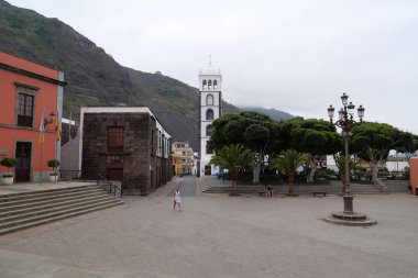 Garachico kasabasındaki ana meydanda insanlar, Tenerife adasının kuzey kıyısı, Kanarya adaları, İspanya
