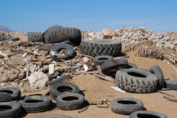 Neumáticos Viejos Residuos Construcción Vertederos Abuso Del Medio Ambiente — Foto de Stock