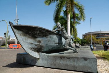 Santa Cruz De Tenerife, Kanarya Adaları, İspanya, 29 Eylül 2019: Monunent and cars in Santa Cruz de Tenerife, İspanya