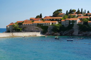 Adriyatik Denizi ve Sveti veya Karadağ 'daki Aziz Stefan. Sveti Stefan - Karadağ 'da Budva' nın 6 kilometre güneydoğusundaki Budva Riviera 'da, Adriyatik kıyısında yer alan tatil beldesi ve küçük bir ada