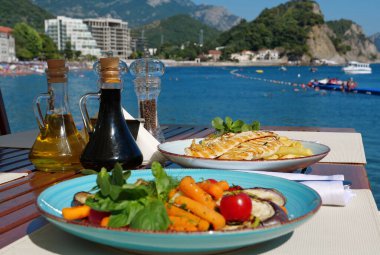 Deniz kıyısındaki restoranda lezzetli yemekler