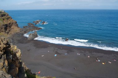 Tenerife Adası, Kanarya Adaları, Atlantik Okyanusu, İspanya 'da siyah volkanik kumları olan güzel bir sahil.