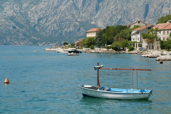 Modrá Loď Zátoce Kotor Jaderského Moře Černá Hora — Stock fotografie