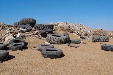 Mısır 'ın Sharm El Sheikh kenti yakınlarındaki çölde eski lastikler ve diğer çöpler, çevre kirliliği