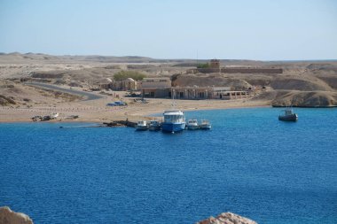 Mısır 'ın Sharm El Sheikh kenti yakınlarında Kızıl Deniz' de tekneler