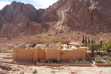 Aziz Katerinler Manastırı, resmi olarak Mısır 'daki Tanrı' nın ayak bastığı Sina Dağı Manastırı.