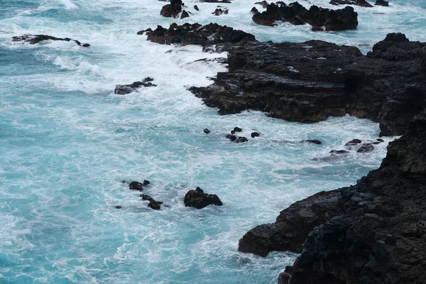 Dalgalar Tenerife Adasının Kayalık Kıyıları Kanarya Adaları Spanya — Stok fotoğraf