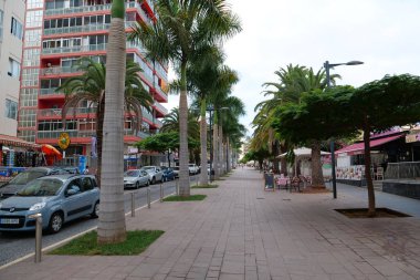 Tenerife Adası, Puerto De La Cruz, İspanya, 27 Eylül 2019: Tenerife Adası, Kanarya Adaları, İspanya 'da Puerto de la Cruz şehrindeki caddelerde arabalar