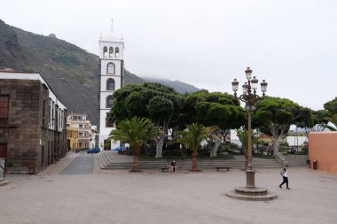 Garachico kasabasındaki ana meydanda insanlar, Tenerife adasının kuzey kıyısı, Kanarya adaları, İspanya