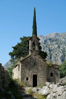 Karadağ 'ın Kotor kenti yakınlarındaki Spiljari köyündeki dağlardaki Saint John Kilisesi veya Sveti Jovan Kilisesi
