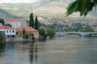 Bosna-Hersek 'in Sırp Cumhuriyeti' ndeki Trebinje kenti ve Trebisnjica nehrinin manzarası