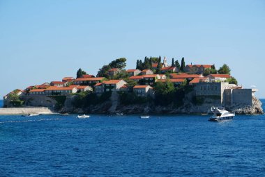 Adriyatik Denizi ve Sveti veya Karadağ 'daki Aziz Stefan. Sveti Stefan - Karadağ 'da tatil beldesi ve küçük bir ada, Budva Riviera' nın Adriyatik kıyısında Budva Riviera 'nın 6 kilometre güneydoğusunda yer alıyor.