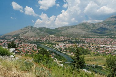 Bosna-Hersek 'teki Trebinje kenti ve Sırp Cumhuriyeti' nin üst düzey manzarası