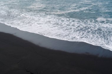 Tenerife Adası, Kanarya Adaları, Atlantik Okyanusu, İspanya 'da siyah volkanik kumları olan plaj