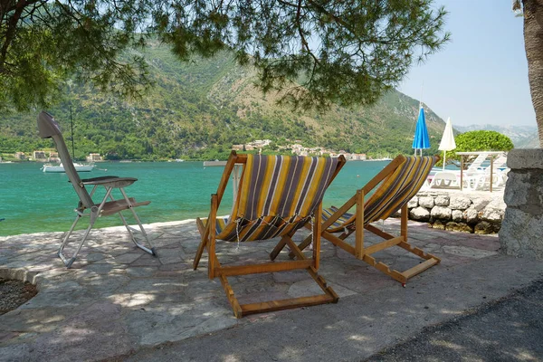 Cadeiras Perto Mar Baía Kotor Mar Adriático Montenegro — Fotografia de Stock