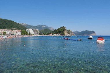 Karadağ, Petrovac, 1 Temmuz 2019: Karadağ 'ın Petrovac kentindeki Adriyatik denizinde insanlar yüzüyor
