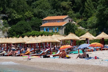 Karadağ, 6 Temmuz 2019: Karadağ ve Adriyatik Denizi 'ndeki plajda insanlar