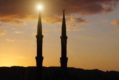 Gece bulutları ve Sharm El Sheikh şehrindeki Al Sahaba Camii 'nin iki minaresi, Mısır