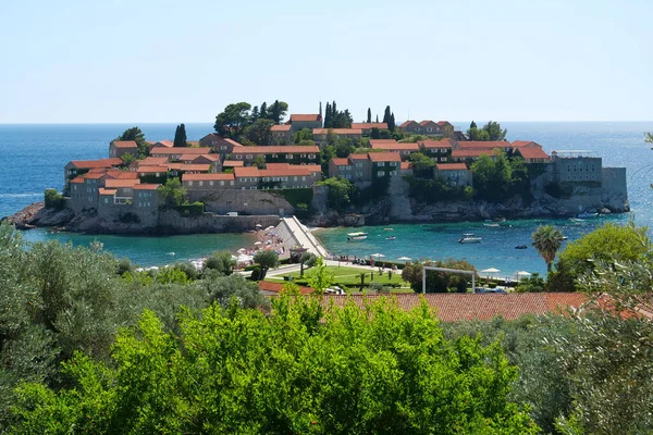 Adriyatik Denizi ve Sveti veya Karadağ 'daki Aziz Stefan. Sveti Stefan - Karadağ 'da tatil beldesi ve küçük bir ada, Budva Riviera' nın Adriyatik kıyısında Budva Riviera 'nın 6 kilometre güneydoğusunda yer alıyor.
