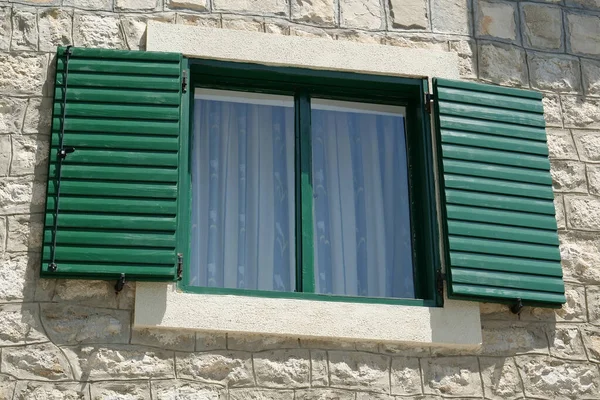 Ventana Con Persianas Madera Verde —  Fotos de Stock