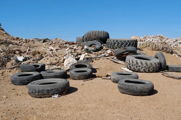 Mısır 'ın Sharm El Sheikh kenti yakınlarındaki çölde eski lastikler ve diğer çöpler, çevre kirliliği