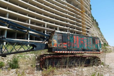 Karadağ 'daki Adriyatik Denizi kıyısındaki tamamlanmamış inşaat projesinin yakınındaki paslı vinç