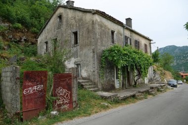 Karadağ 'ın Virpazar köyündeki eski bina