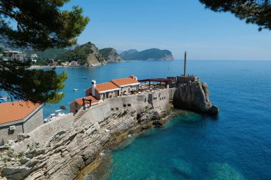 Petrovac 'taki eski kale, diğer adıyla Petrovac na Moru - Karadağ' ın kıyı kenti.