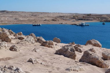 Mısır 'ın Sharm El Sheikh kenti yakınlarında Kızıl Deniz' de tekneler