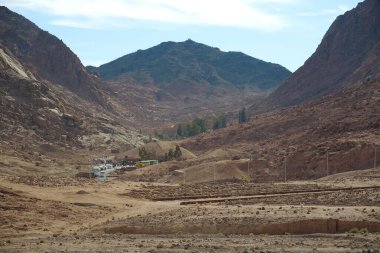 Dağların manzarası ve Sina Yarımadası 'ndaki Aziz Katerinler Manastırı resmi olarak Mısır' daki Tanrı 'nın ayak bastığı Sina Dağı' nın kutsal manastırı.