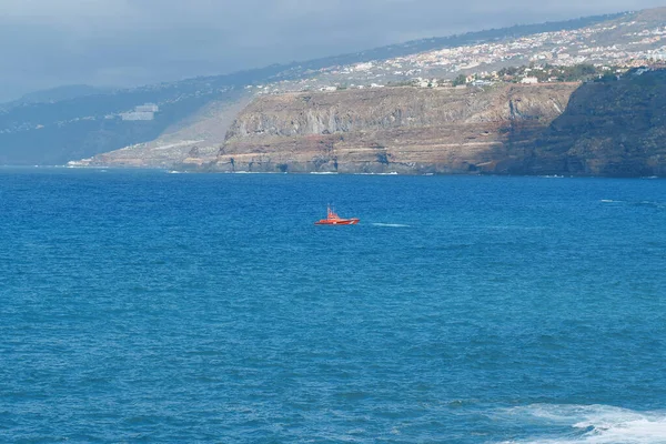 Puerto Cruz Şehri Yakınlarındaki Atlantik Okyanusu Nda Kırmızı Cankurtaran Botu — Stok fotoğraf