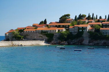 Sveti Stefan - Karadağ 'da tatil beldesi ve küçük bir ada