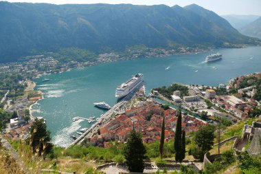 Adriyatik Denizi Kotor Körfezi ve Karadağ 'ın eski Kotor kasabasındaki gemiler