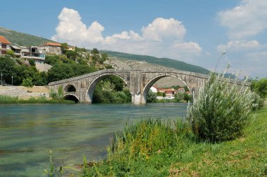 Trebisnjica nehri ve Peroviç veya Bosna-Hersek 'in Trebinje kentindeki Arslanagic köprüsü