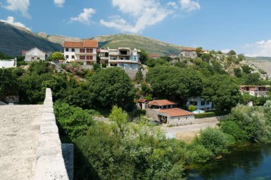 Trebinje kentindeki Trebisnjica Nehri üzerindeki eski köprüde, Bosna-Hersek 'teki Sırp Cumhuriyeti