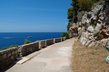 Karadağ 'ın Petrovac kenti yakınlarındaki Adriyatik Denizi kıyısında