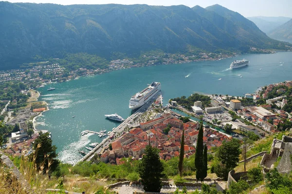 Barcos Bahía Kotor Del Mar Adriático Casco Antiguo Kotor Montenegro —  Fotos de Stock