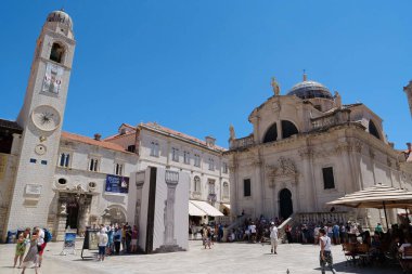 Dubrovnik, Hırvatistan, 28 Haziran 2019: Hırvatistan 'ın Dubrovnik kentindeki Saint Vlaho Kilisesi yakınlarındaki turistler