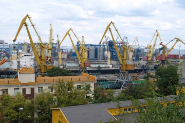 Ukrayna, Odessa, 9 Eylül 2019: Odessa limanında iş günü - en büyük Ukrayna limanı ve Karadeniz havzasındaki en büyük limanlardan biri