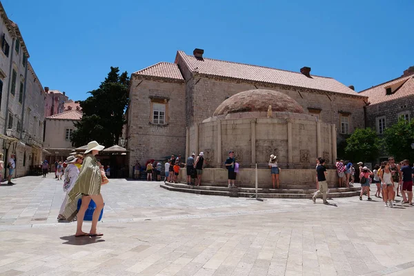 Kroatia Dubrovnik June 2019 Ihmiset Dubrovnikin Vanhan Kaupungin Kaduilla Kroatia — kuvapankkivalokuva