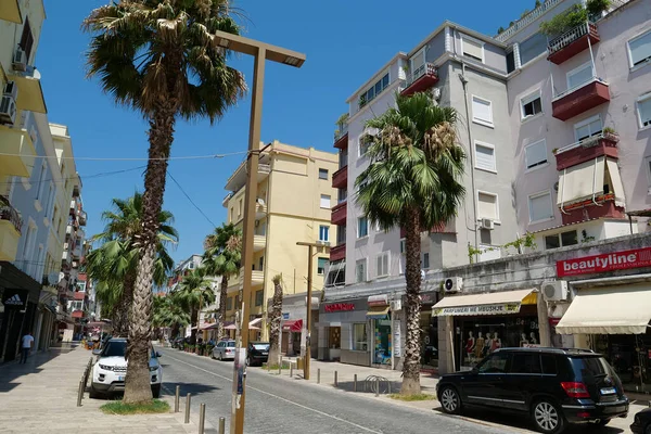 アルバニア デュレ 2019年7月7日 歴史的にエダムノスまたはエダムスとディラチウムとして知られるドゥレス市の路上の人々と車は アルバニア共和国で2番目に人口の多い都市です — ストック写真